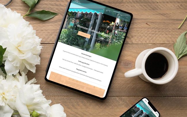 Mockup av Damplass Blomster nettside, på brett og mobil, blomsterdekorasjon rundt