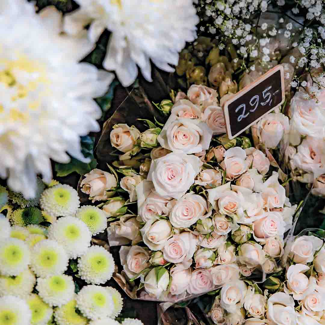 BIlde av roser og blomster av diverse slag