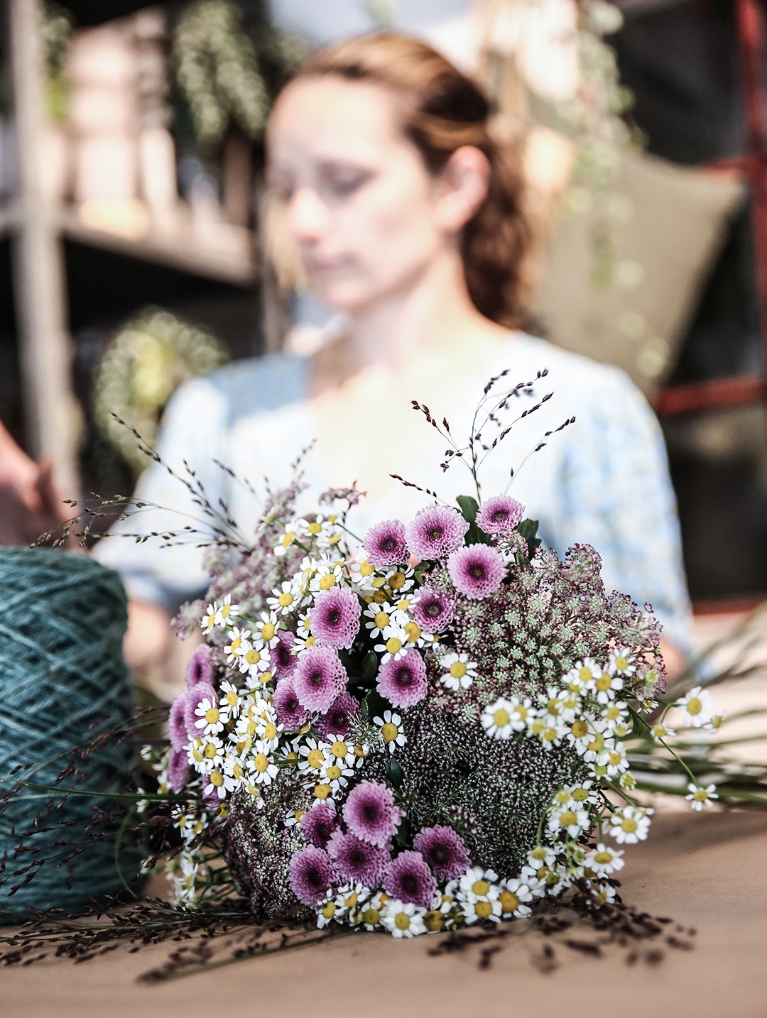 Bilde av blomsterbukett og dame