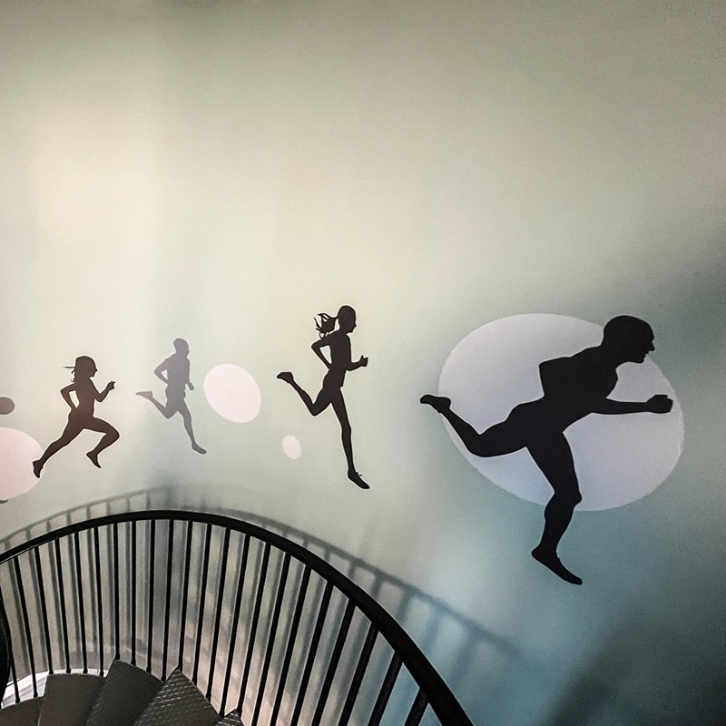 dekor av mennesker som løper opp en trapp, dekor Arca